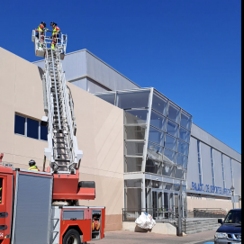 Bomberos interviniendo en el Pabellón de Deportes de Argana.