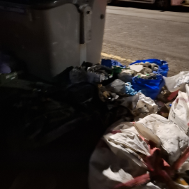 Escombros y residuos fuera de los contenedores en Arrecife