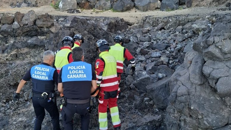 Bomberos y Policía Local durante el rescate