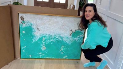 La artista Ruth María junto a uno de sus cuadros