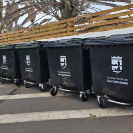 Imagen de la renovación de los contenedores en San Bartolomé