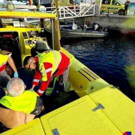 Rescatan a un anciano del mar en Puerto del Carmen