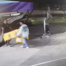 Imagen de los presuntos ladrones llevándose una de las máquinas expendedoras