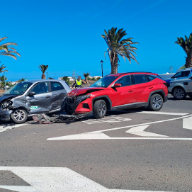 Una colisión entre dos vehículos en Costa Teguise.