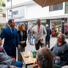 El vicepresidente del Gobierno de Canarias y el alcalde de Arrecife hablan con vecinos de la ciudad en la calle Real. Inversión pública.