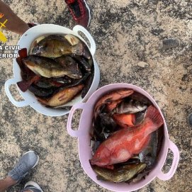 Pillan a tres pescadores furtivos con 55 kilogramos de pescado en la Reserva Marina de Lanzarote.