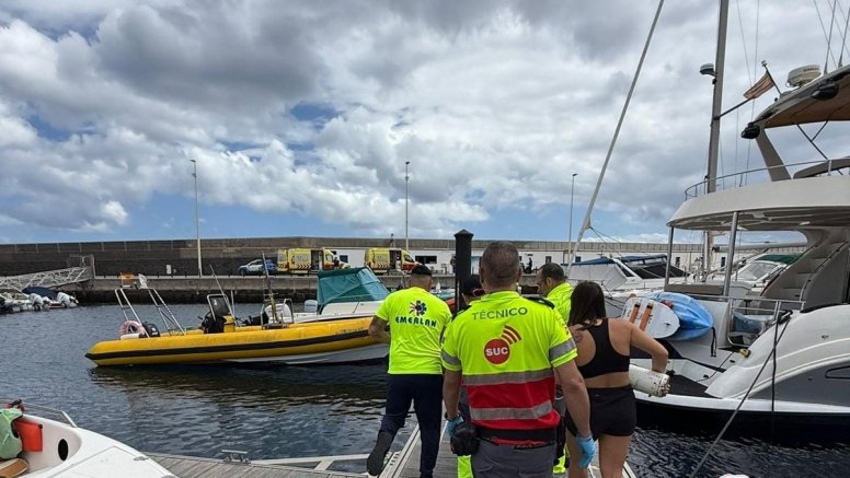 Personal sanitario y voluntarios de Emerlan durante el rescate