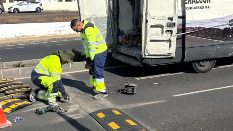 Operarios de Arrecife cambian los resaltos