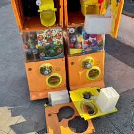 Máquina destrozada en el Centro Comercial Las Cucharas