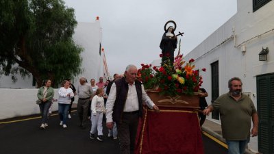Los vecinos de Tao celebran la procesión en honor a Santa Rita de Casia, patrona de los casos imposibles