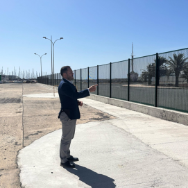 Yonathan de León muestra el vallado con menor impacto visual en Puerto de Naos