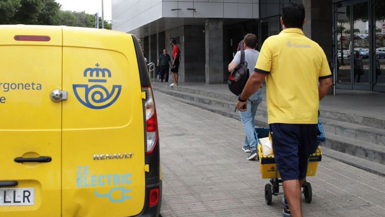 Trabajador de Correos con paquetes en reparto en Arrecife.