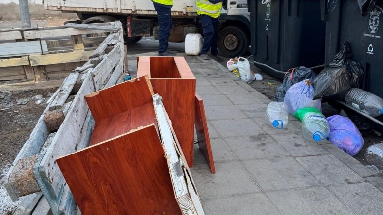Varios enseres tirados junto a los contenedores en Arrecife