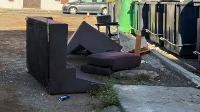 Varios enseres tirados por la gente junto a los contenedores en Arrecife