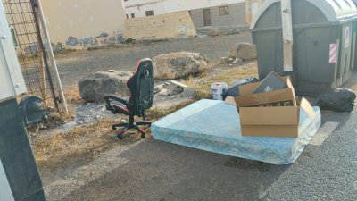 Varios enseres tirados por la gente junto a los contenedores en Arrecife