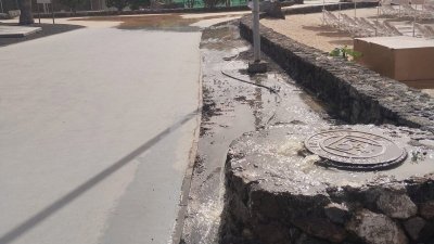 Desbordamiento del saneamiento de Las Cucharas. Foto: La Voz