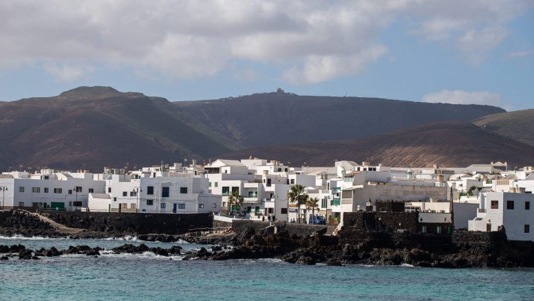 Viviendas junto al mar en el litoral de Punta Mujeres, en Lanzarote. Hipotecas. Foto: Andrea Domínguez.