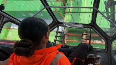 Una estibadora trabajando con la grúa en Lanzarote