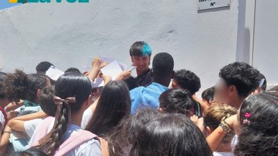 El tiktoker Pana Vi junto a un grupo de niños. Foto: La Voz