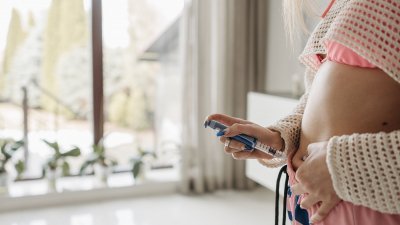 Una mujer se inyecta una dosis de Ozempic. Foto: Pexels