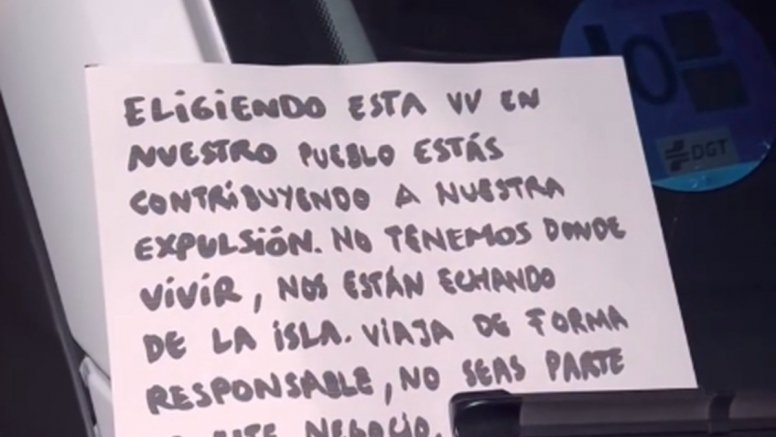 Papeles colocados en distintos coches de alquiler en Lanzarote