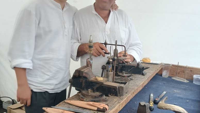 Roberto Barrios con su hijo en su taller. Artesanía.