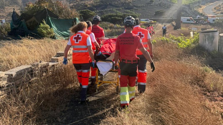 Bomberos trasladando al paciente en Tabayesco. 