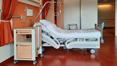Cama de hospital. Foto de Timothy Huliselan (Pexels). 