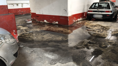 El garaje del edificio Brisamar, anegado de agua.