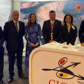 La consejera de Turismo y el director general de Ordenación Turística con el equipo de CICAR en Berlín.