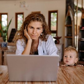 Una mujer trata de conciliar su vida laboral y familiar