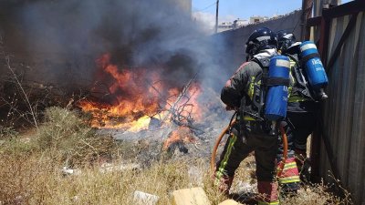 Incendio en un solar de Argana