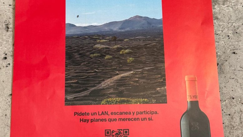 Foto del cartel promocional de Bodegas LAN con una imagen de La Geria.