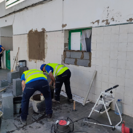 Operarios de Obras del Ayuntamiento, mandatados por el alcalde de Arrecife, han tapiado esta mañana los accesos a esta vivienda de Titerroy , pd