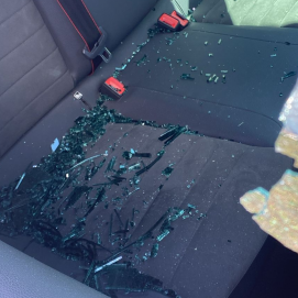 Cristales rotos del coche en Las Grietas