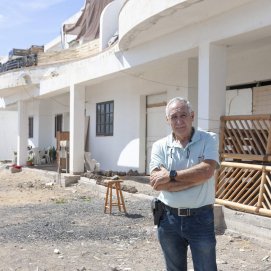 Miguel Ángel Gil junto a los esqueletos convertido en infraviviendas de Costa Teguise. Foto: Juan Mateos.
