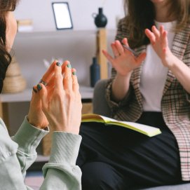 Una mujer habla con su psicóloga. Psicología.