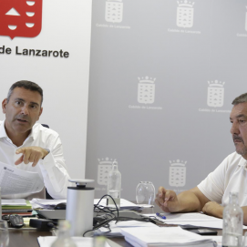 Oswaldo Betancort García y Miguel Ángel Jiménez en el Cabildo de Lanzarote