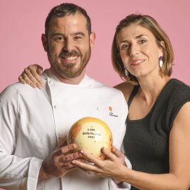El cocinero del restaurante de Palacio Ico Víctor Valverde y la propietaria del hotel Sonsoles López sostienen el galardón