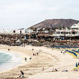 Una playa de Yaiza, segundo municipio canario con mayor gasto turístico.