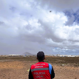 Agente de la Unidad de Drones de la Policía Local de Arrecife realizando un seguimiento con el dron