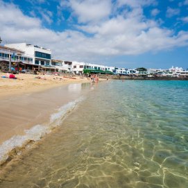 Playa del pueblo de Playa Blanca. Hoteleros.