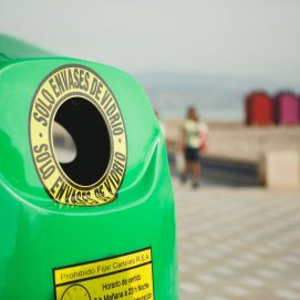 Un contenedor de vidrio en la costa. Sostenibilidad.