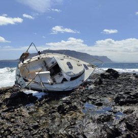 Velero encallado en la costa de La Graciosa.