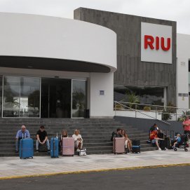 Turistas en hoteles de Lanzarote en una imagen de archivo. Foto: José Luis Carrasco. Semana Santa.