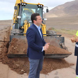 Óscar Noda, alcalde de Yaiza, en su visita a una actuación municipal