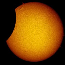 Imagen en Halpha del eclipse solar parcial del 20 de marzo de 2015. La imagen fue obtenida con uno de los telescopios del proyecto SolarLab del IAC, desde Granadilla (Tenerife), a las 09:00 (hora canaria) aproximadamente. Crédito: Daniel López / IAC.