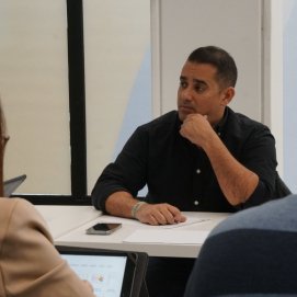 Yoné Caraballo durante una reunión.