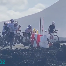 Grupo de ciclistas se salta la prohibición de acceso a Los Hervideros