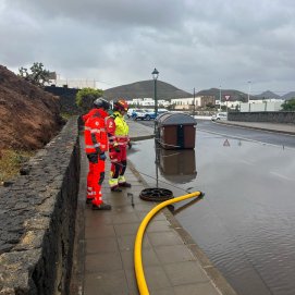 Bomberos achicando el agua en Tinajo tras la llegada de la lluvia.
